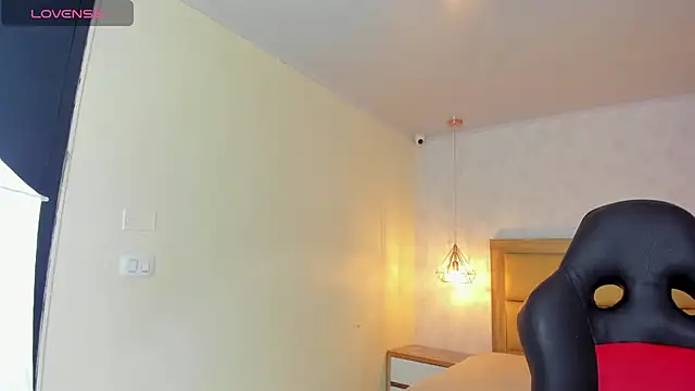 Snapshot of LARSONMIA chatting on November 2025 12:27:01 PM LARSONMIA online show from November 2025 12:27:01 PM