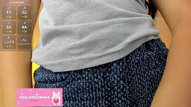 Snapshot of LARSONMIA chatting on November 2025 12:27:01 PM LARSONMIA online show from November 2025 12:27:01 PM