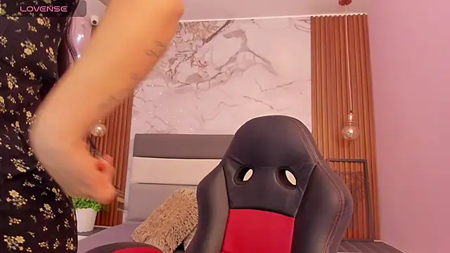 Snapshot of LARSONMIA chatting on November 2025 12:15:02 PM LARSONMIA online show from November 2025 12:15:02 PM