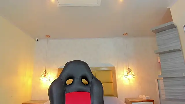 Snapshot of LARSONMIA chatting on November 2025 12:16:02 PM LARSONMIA online show from November 2025 12:16:02 PM