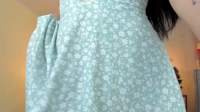 Snapshot of LARSONMIA chatting on December 2025 12:21:02 PM LARSONMIA online show from December 2025 12:21:02 PM