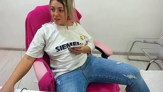 Snapshot of Dyana_Kaylinn chatting on January 2025 04:01:02 AM Dyana Kaylinn online show from January 2025 04:01:02 AM