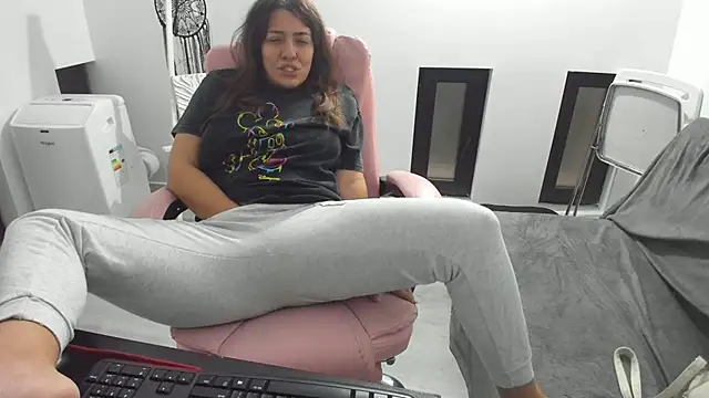 Snapshot of Dyana_Kaylinn chatting on September 2025 03:50:02 AM Dyana Kaylinn online show from September 2025 03:50:02 AM