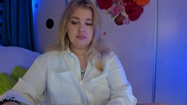 CoraSwon online show from October 2025 07:34:02 PM