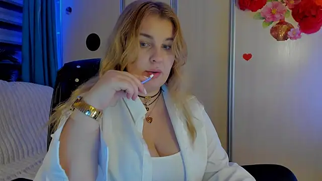 CoraSwon online show from November 2025 07:36:02 PM