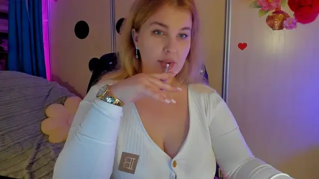 CoraSwon online show from November 2025 08:44:01 PM