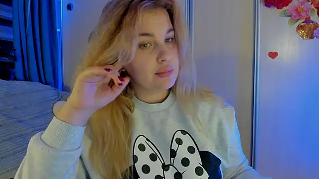 CoraSwon online show from December 2025 07:12:02 PM