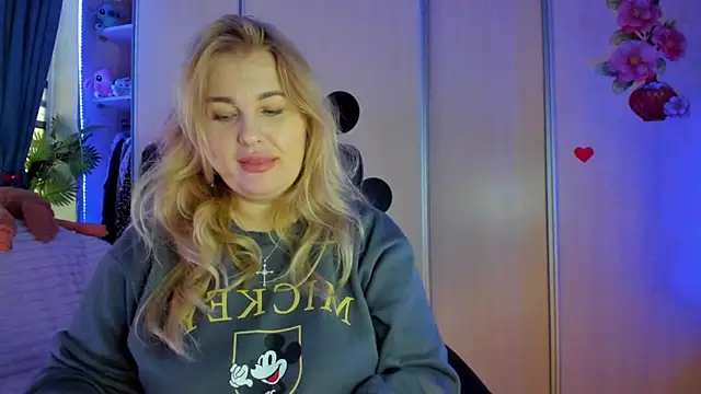 Snapshot of CoraSwon chatting on February 2026 07:12:02 AM CoraSwon online show from February 2026 07:12:02 AM