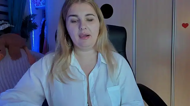 Snapshot of CoraSwon chatting on February 2026 07:42:02 PM CoraSwon online show from February 2026 07:42:02 PM