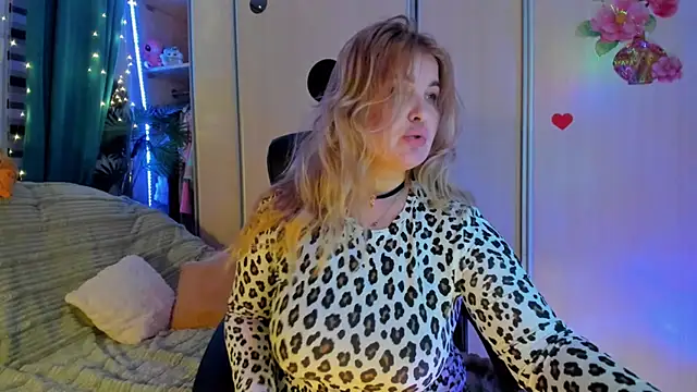 Snapshot of CoraSwon chatting on February 2026 05:00:02 PM CoraSwon online show from February 2026 05:00:02 PM