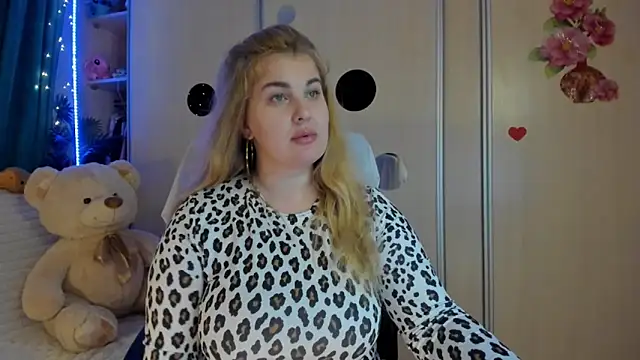 Snapshot of CoraSwon chatting on March 2026 05:42:01 PM CoraSwon online show from March 2026 05:42:01 PM