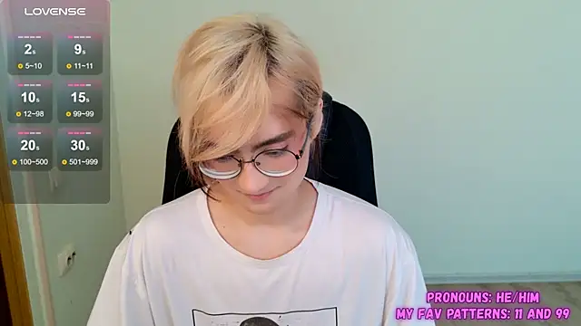 Snapshot of CuteYukiKun chatting on October 2025 08:22:01 AM CuteYukiKun online show from October 2025 08:22:01 AM