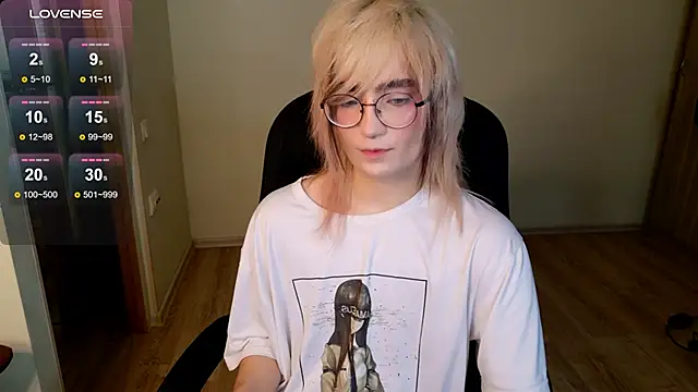 Snapshot of CuteYukiKun chatting on October 2025 02:43:02 AM CuteYukiKun online show from October 2025 02:43:02 AM