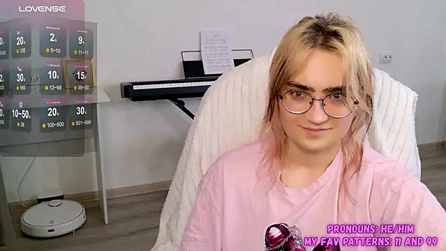 Snapshot of CuteYukiKun chatting on November 2025 06:54:01 PM CuteYukiKun online show from November 2025 06:54:01 PM