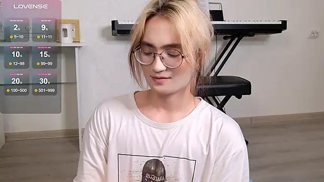 Snapshot of CuteYukiKun chatting on November 2025 09:02:02 PM CuteYukiKun online show from November 2025 09:02:02 PM