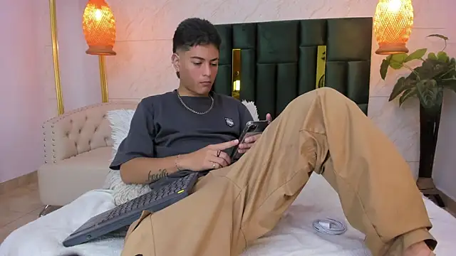 Snapshot of Levy_Steve chatting on November 2025 04:21:01 AM Levy Steve online show from November 2025 04:21:01 AM