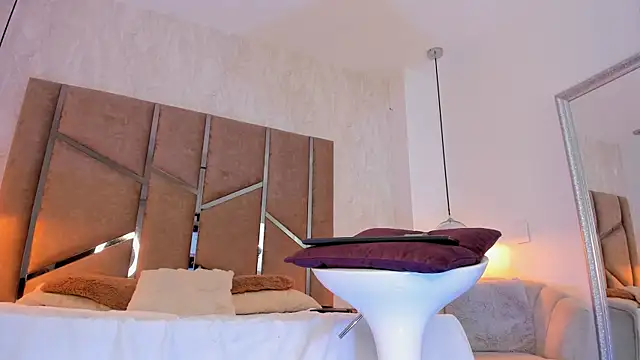 Martinaa Jones  online show from October 2025 08:07:02 PM