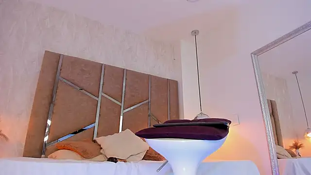 Martinaa Jones  online show from October 2025 07:58:02 PM