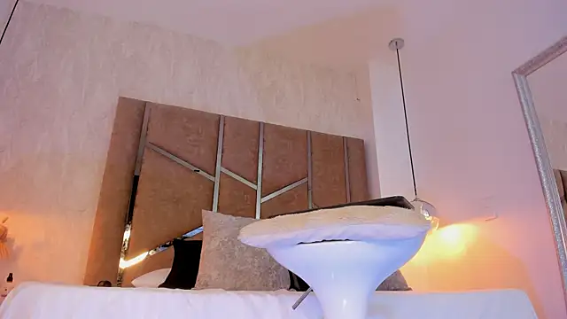 Martinaa Jones  online show from December 2025 12:10:01 PM