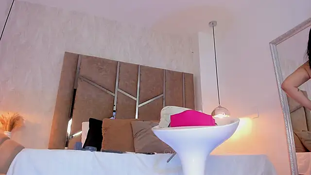 Martinaa Jones  online show from March 2026 12:23:01 PM