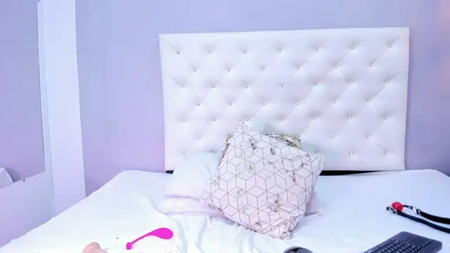 NICOLSKINNY1 online show from September 2025 06:55:02 PM