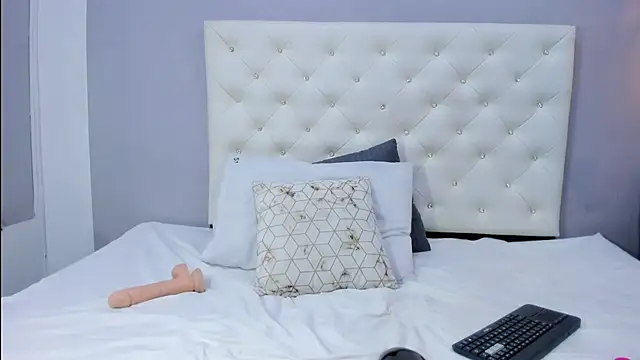 NICOLSKINNY1 online show from October 2025 09:45:01 PM