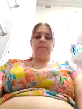 Lady nice cat online show from February 2025 01:05:01 PM