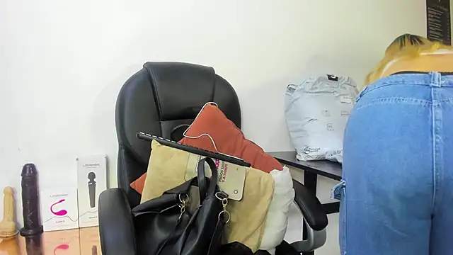 Snapshot of Barbie_girl_69 chatting on November 2025 02:39:01 PM Barbie girl 69 online show from November 2025 02:39:01 PM