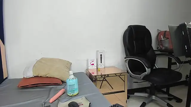 Snapshot of Barbie_girl_69 chatting on November 2025 01:07:02 PM Barbie girl 69 online show from November 2025 01:07:02 PM