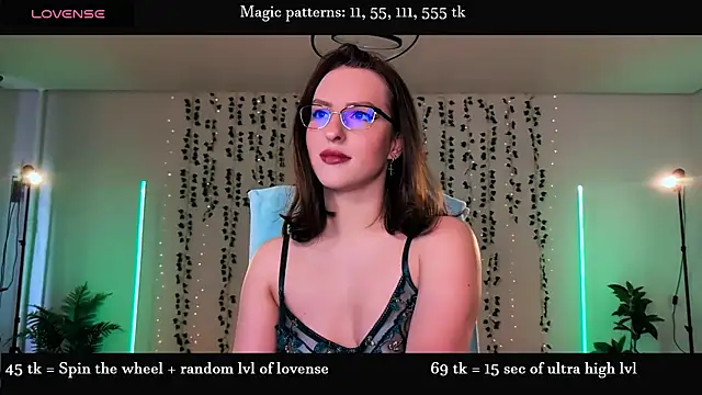 Snapshot of Alicia_x_art chatting on May 2026 04:03:02 PM Alicia x art online show from May 2026 04:03:02 PM