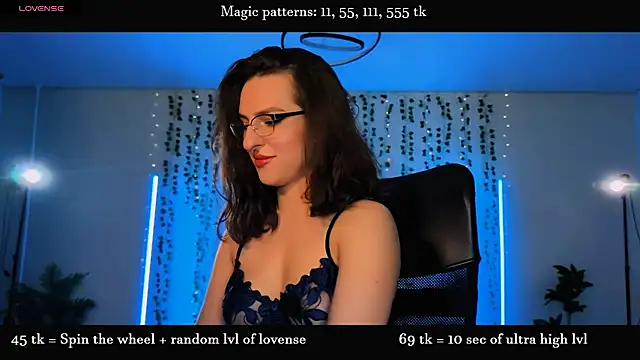 Snapshot of Alicia_x_art chatting on July 2026 10:05:01 PM Alicia x art online show from July 2026 10:05:01 PM