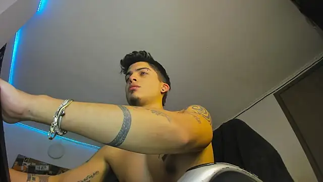 Snapshot of charlie_hotxxx chatting on February 2025 04:57:02 AM charlie hotxxx online show from February 2025 04:57:02 AM