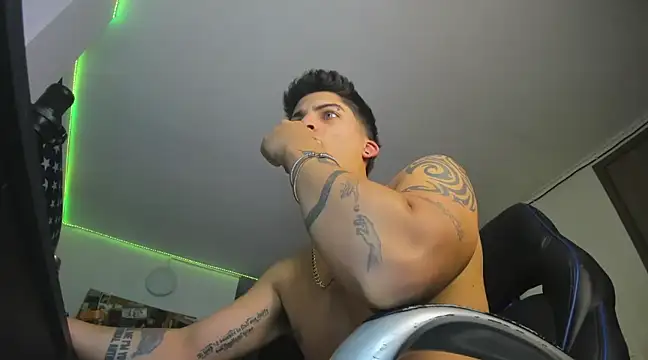 Snapshot of charlie_hotxxx chatting on February 2025 03:50:01 AM charlie hotxxx online show from February 2025 03:50:01 AM