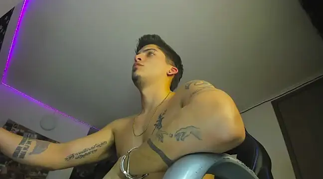 Snapshot of charlie_hotxxx chatting on March 2025 04:10:01 AM charlie hotxxx online show from March 2025 04:10:01 AM