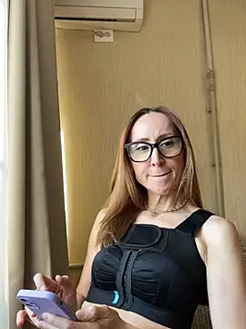 LauraDavis online show from April 2026 02:00:02 PM