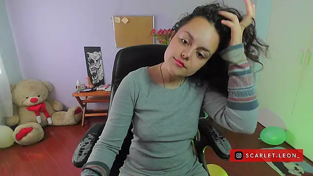 Scarletleon77 online show from December 2024 02:37:01 PM