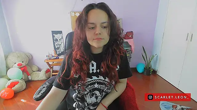 Scarletleon77 online show from December 2024 02:44:01 PM