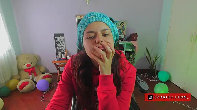 Scarletleon77 online show from December 2024 03:48:01 PM