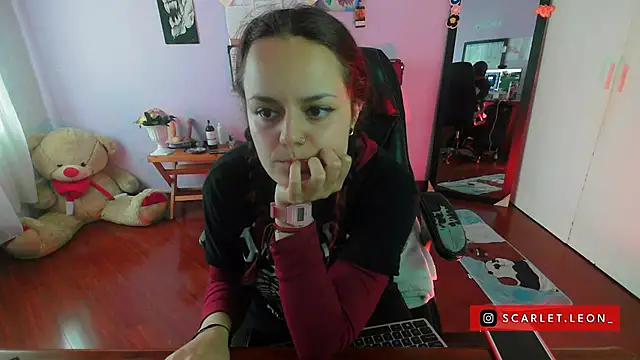 Scarletleon77 online show from March 2025 06:22:01 PM