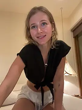 LunaRase online show from January 2025 12:17:01 PM