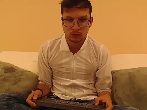 Snapshot of andy_loverxx chatting on April 2026 01:44:01 AM andy loverxx online show from April 2026 01:44:01 AM