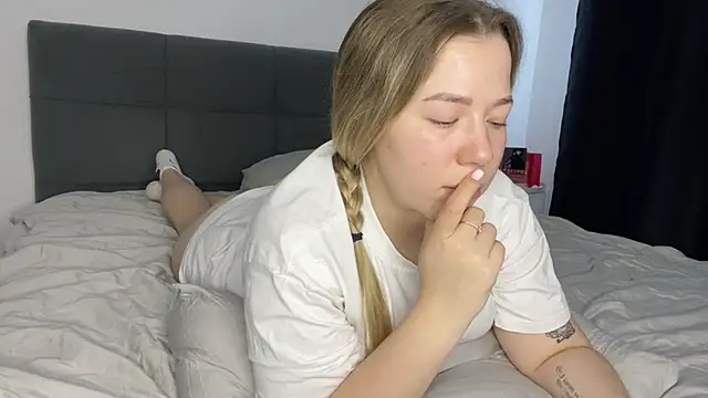 Embersweetbunny online show from February 2025 01:21:02 PM