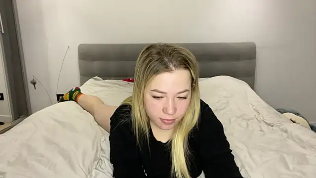 Embersweetbunny online show from November 2025 05:55:01 AM