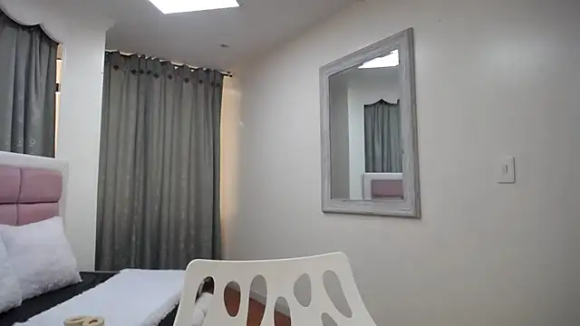 Snapshot of IssadoraJames chatting on December 2024 01:28:02 PM IssadoraJames online show from December 2024 01:28:02 PM