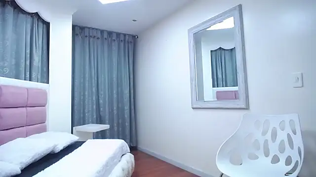 Snapshot of IssadoraJames chatting on January 2025 12:57:01 AM IssadoraJames online show from January 2025 12:57:01 AM