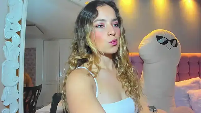 Snapshot of IssadoraJames chatting on February 2025 02:18:01 PM IssadoraJames online show from February 2025 02:18:01 PM