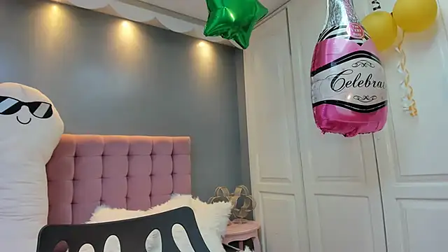 Snapshot of IssadoraJames chatting on October 2025 09:43:02 PM IssadoraJames online show from October 2025 09:43:02 PM