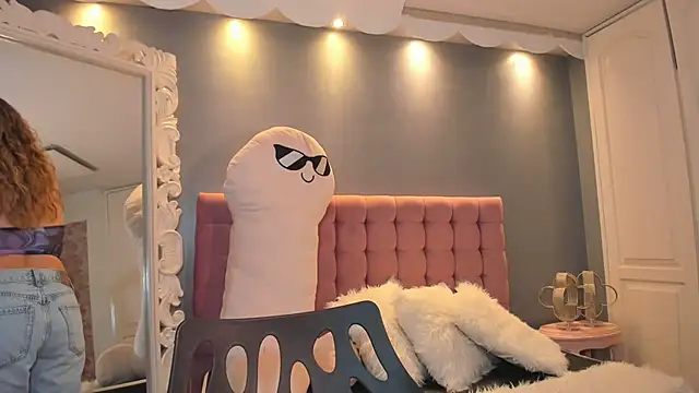 Snapshot of IssadoraJames chatting on October 2025 07:33:01 PM IssadoraJames online show from October 2025 07:33:01 PM