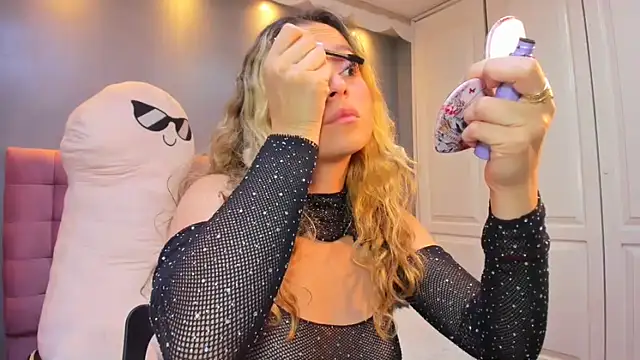 Snapshot of IssadoraJames chatting on October 2025 10:00:02 PM IssadoraJames online show from October 2025 10:00:02 PM