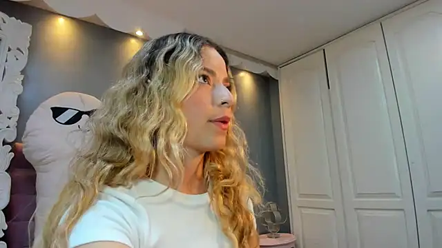 Snapshot of IssadoraJames chatting on November 2025 08:09:01 PM IssadoraJames online show from November 2025 08:09:01 PM